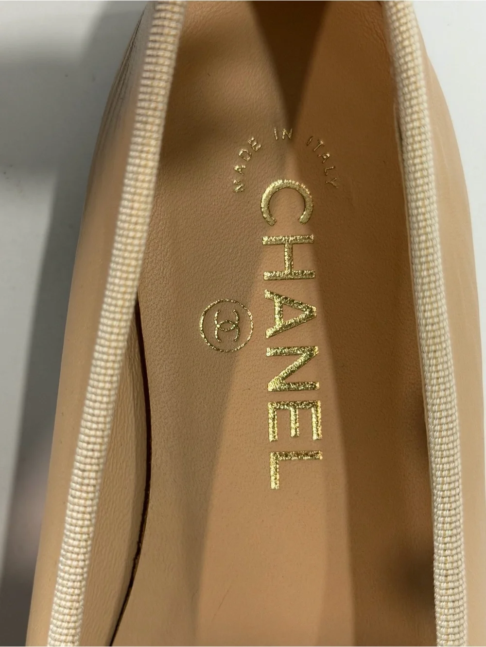 Sold ! !! CHANEL Beige and Black Two-Tone Leather Ballet Flats